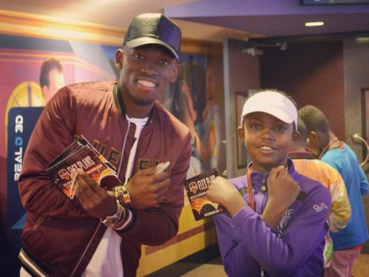 Alberth Elis lleva al cine a 30 niños refugiados a ver la película Black Panther