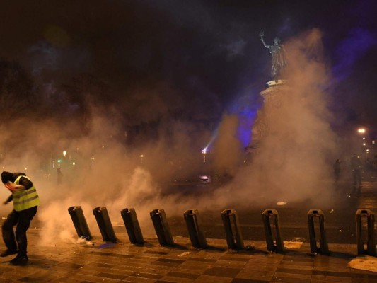 FOTOS: Caos y destrucción en París tras otro día de protestas de los chalecos amarillos
