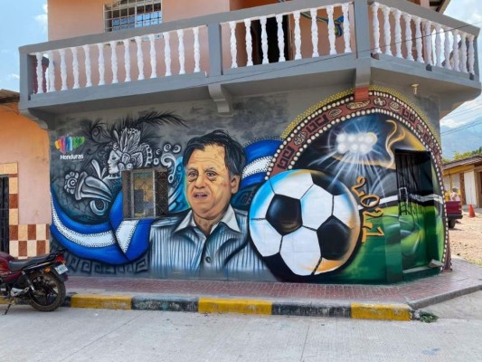Con impresionante mural rinden tributo a Chelato Uclés en Comayagua