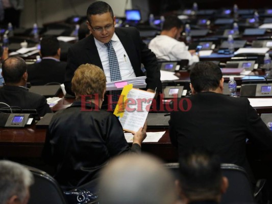 Pancartas, canciones y sonrisas, el ambiente previo a elección de fiscal general