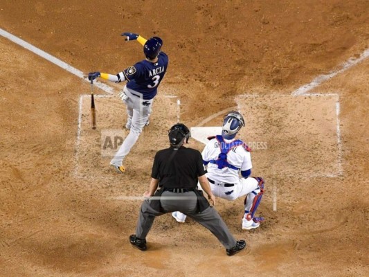 Chacín de Cerveceros toman ventaja 4-0 a Dodgers en la Serie
