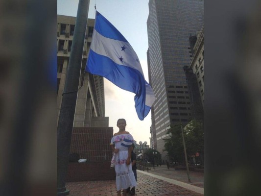 Bandera de Honduras flamea en Boston proclamando el Bicentenario   