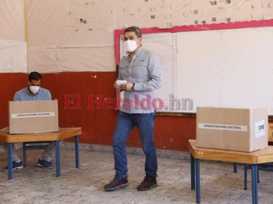 Rodeado de simpatizantes y en total secretividad: Así votó el presidente Hernández en las primarias