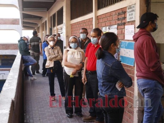 Largas filas sin distanciamiento social en centros de votación de Honduras