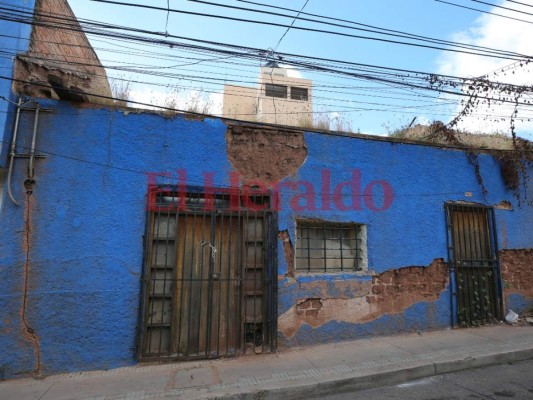 A punto de desplomarse está una casa por la antigua Penitenciaría Central de la capital