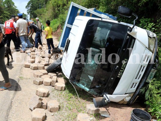 Varios heridos al accidentarse volqueta en carretera a Valle de Ángeles