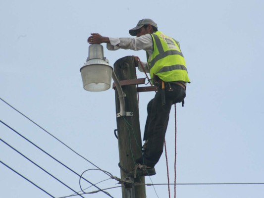 Realizan última revisión a tarifas de energía eléctrica