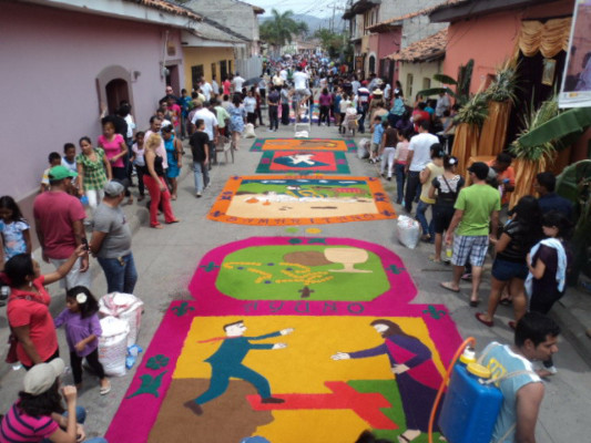 Comayagua vuelve a maravillar a propios y extraños con sus magníficas alfombras