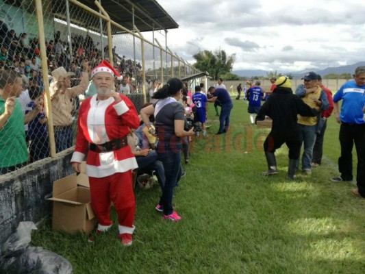 Gordos vs flacos, el peculiar partido que entretiene a los habitantes de El Paraíso en Honduras