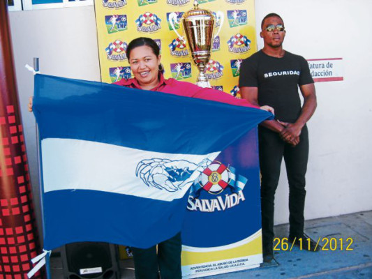 Fiesta del fútbol con la Copa de la final hondureña