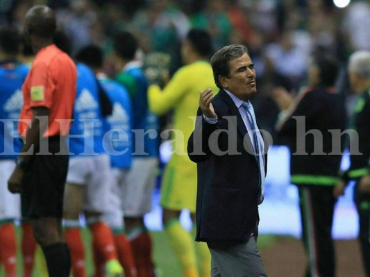 Jorge Luis Pinto niega intención de renunciar a su cargo como director técnico de Honduras