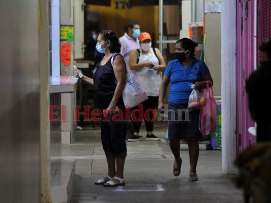 Unos compran, otros van al banco y muchos salen a pedir: La capital en tiempo de pandemia