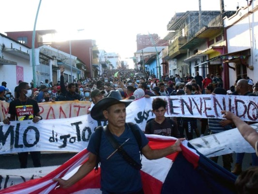 Más de un millar de migrantes marchan del sur al centro de México
