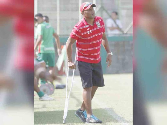 Carlos Pavón dirige amistoso ante Choloma en muletas&nbsp;&nbsp;