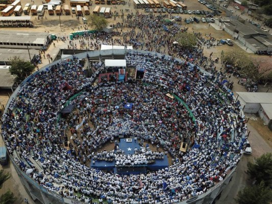 FOTOS: Entre aplausos y ovaciones, Mauricio Oliva oficializa precandidatura a la presidencia