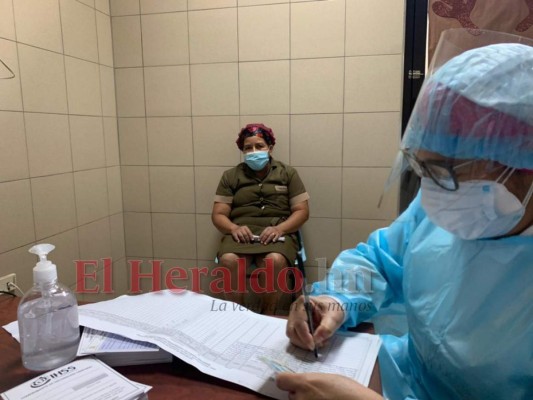 Los rostros del personal de salud que ya recibieron la primera dosis de vacuna contra covid-19 (FOTOS)