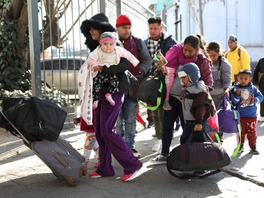 Cargando a sus hijos, una mochila y botellas con agua, así salen los migrantes en caravana desde Honduras a EEUU
