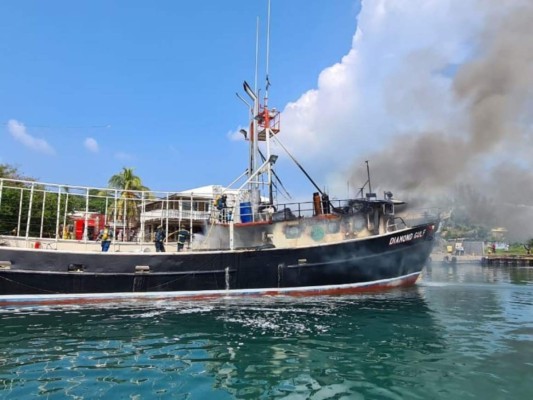Imágenes del incendio de embarcación en Roatán que dejó dos muertos
