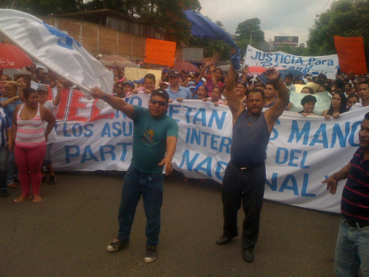 Partido Nacional marcha para exigir inscripción