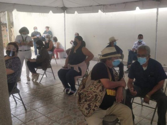 Tras ser vacunados, los periodistas debían permanecer en una sala de espera por alrededor de 15 minutos, para descartar cualquier reacción secundaria.