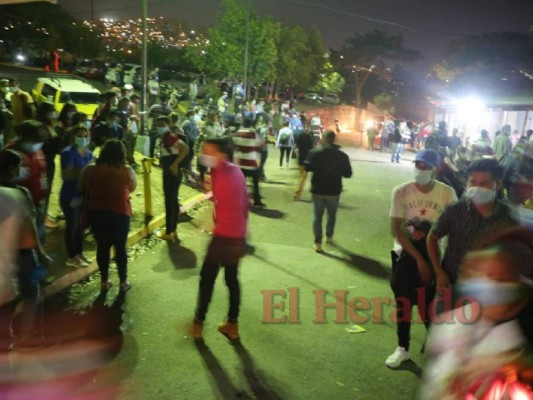 Expectativa en centro de acopio del CNE ante retrasado recuento de votos (FOTOS)