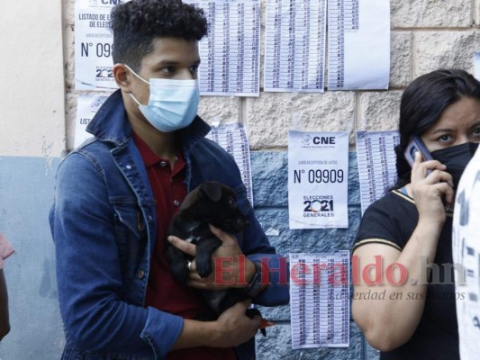 Con mascotas, aglomerados y estrenado sistema biométrico: Curiosidades del proceso electoral (FOTOS)