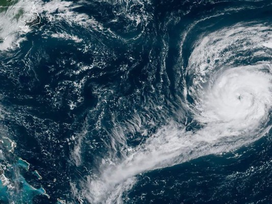 Paulette se dirige hacia Bermuda, mientras Sally amenaza al Golfo de México