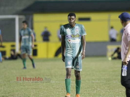 Los rostros de tristeza de los jugadores del Real de Minas por el descenso