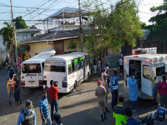 Pelea de ruta entre buseros provoca accidente que deja al menos 15 heridos