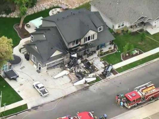 Hombre estrella una avioneta contra su casa para vengarse de su esposa en Estados Unidos