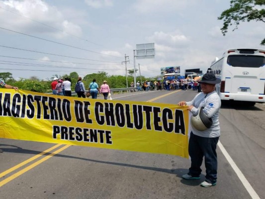 Maestros bloquean varias carreteras en la zona sur, centro y oriente de Honduras