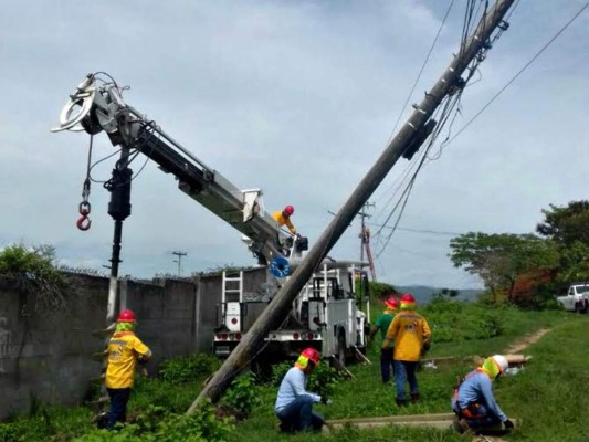Tras temporal de lluvias y vientos, reparan daños en red de distribución eléctrica