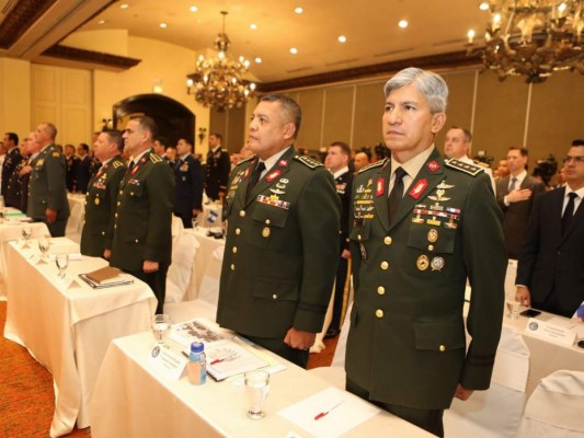 'A los que cuestionan las inversiones en FFAA, el crimen organizado tiene armas modernas': JOH