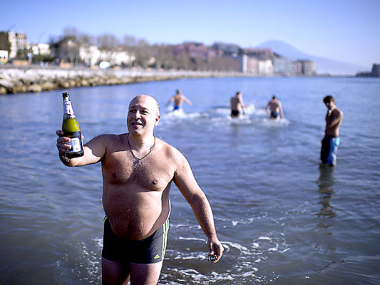 El mundo saluda al 2012 y dice adiós a un difícil año viejo