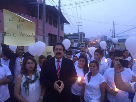 Nacionalistas llegan a la sede de Libre a pedir paz