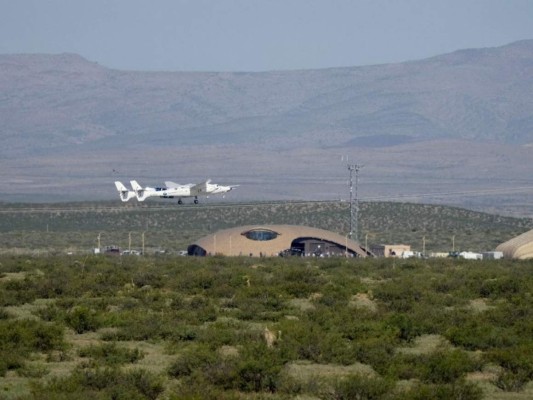 Multimillonario Richard Branson llega al espacio a bordo de su avión espacial