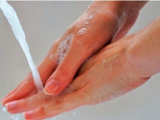 Durante la panemia los expertos recomiendan lavar sus manos constantemente para así evitar el contagio.