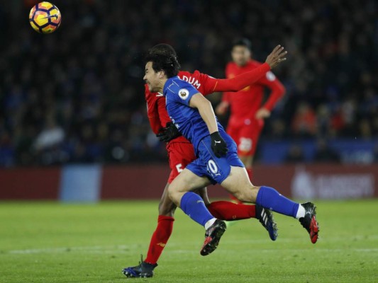 Primer triunfo del Leicester post Ranieri, que sale del descenso (3-1)