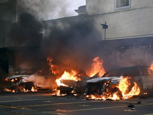 Vehículos quemados y más de diez policías heridos: Lo que dejó la irrupción en Guatemala