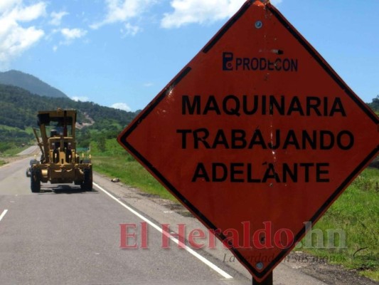 En varios tramos hay presencia de maquinaria, aunque otras zonas carecen de atención, ocasionando que se vea un desorden en la forma que avanzan con los tramos carreteros. Foto: Jhony Magallanes/El Heraldo