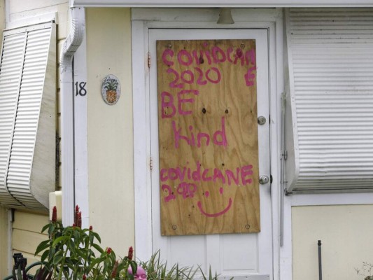 FOTOS: El huracán Isaías azota las Bahamas mientras avanza a Florida