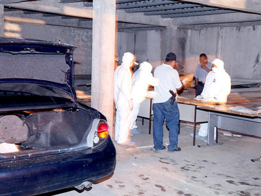 Confirman 28 paquetes de droga en carro abandonado