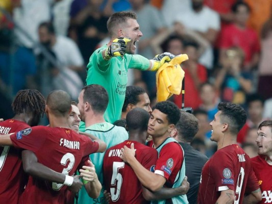 Lesión de Adrián deja a Liverpool con crisis de arqueros