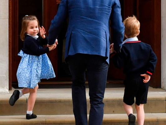 Así llegaron Jorge y Carlota de Cambridge a conocer a su hermano recién nacido