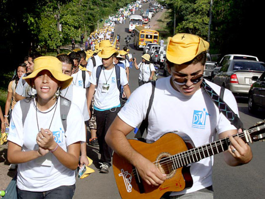 Miles de jóvenes hondureños católicos piden un alto a la violencia y desarme general