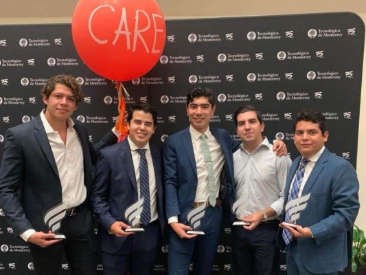 Hondureño graduado en México es galardonado con la máxima distinción