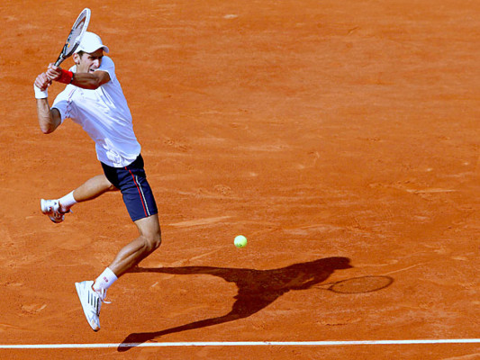 Djokovic sufre al comienzo, pero le gana a Starace