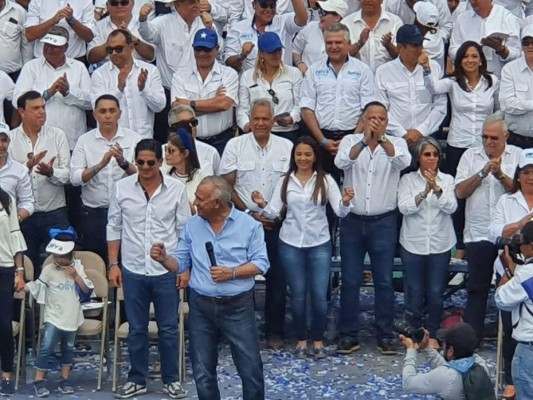 FOTOS: Entre aplausos y ovaciones, Mauricio Oliva oficializa precandidatura a la presidencia