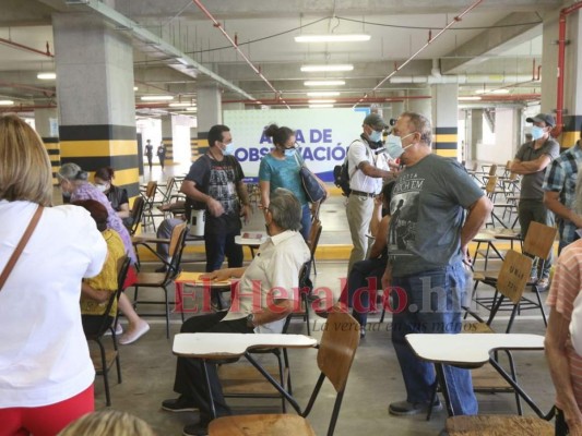 Voluntad, desesperación y aplazamiento: En imágenes cómo se desarrolló el primer día de ensayo de cruce de vacunas  