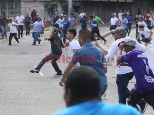 Armas, palos y piedras: Enfrentamiento entre pobladores y miembros PN